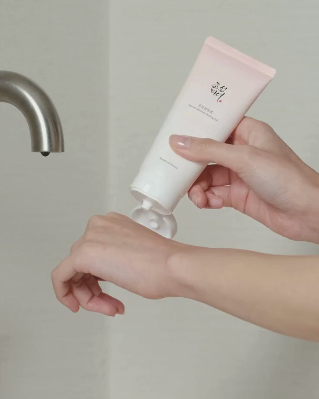 How to use Apricot Blossom Peeling Gel - video background