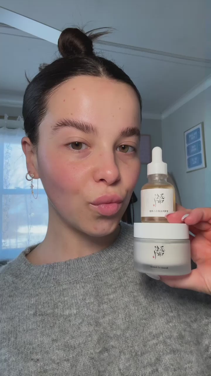 Women with cream and Serum - video background