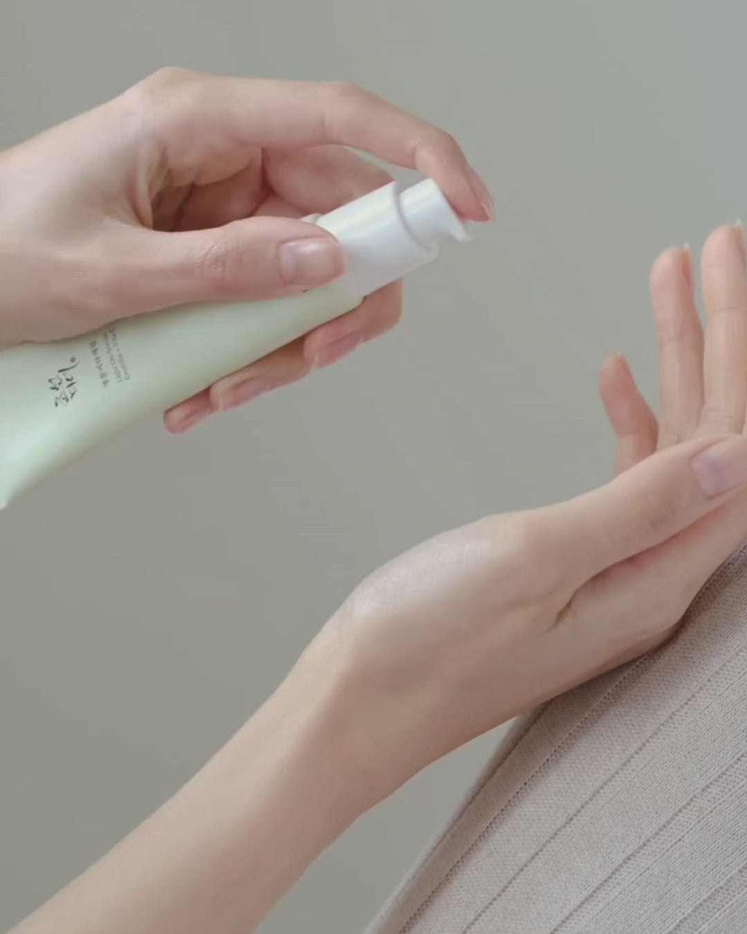 Light On Serum : Centella + Vita C - video background